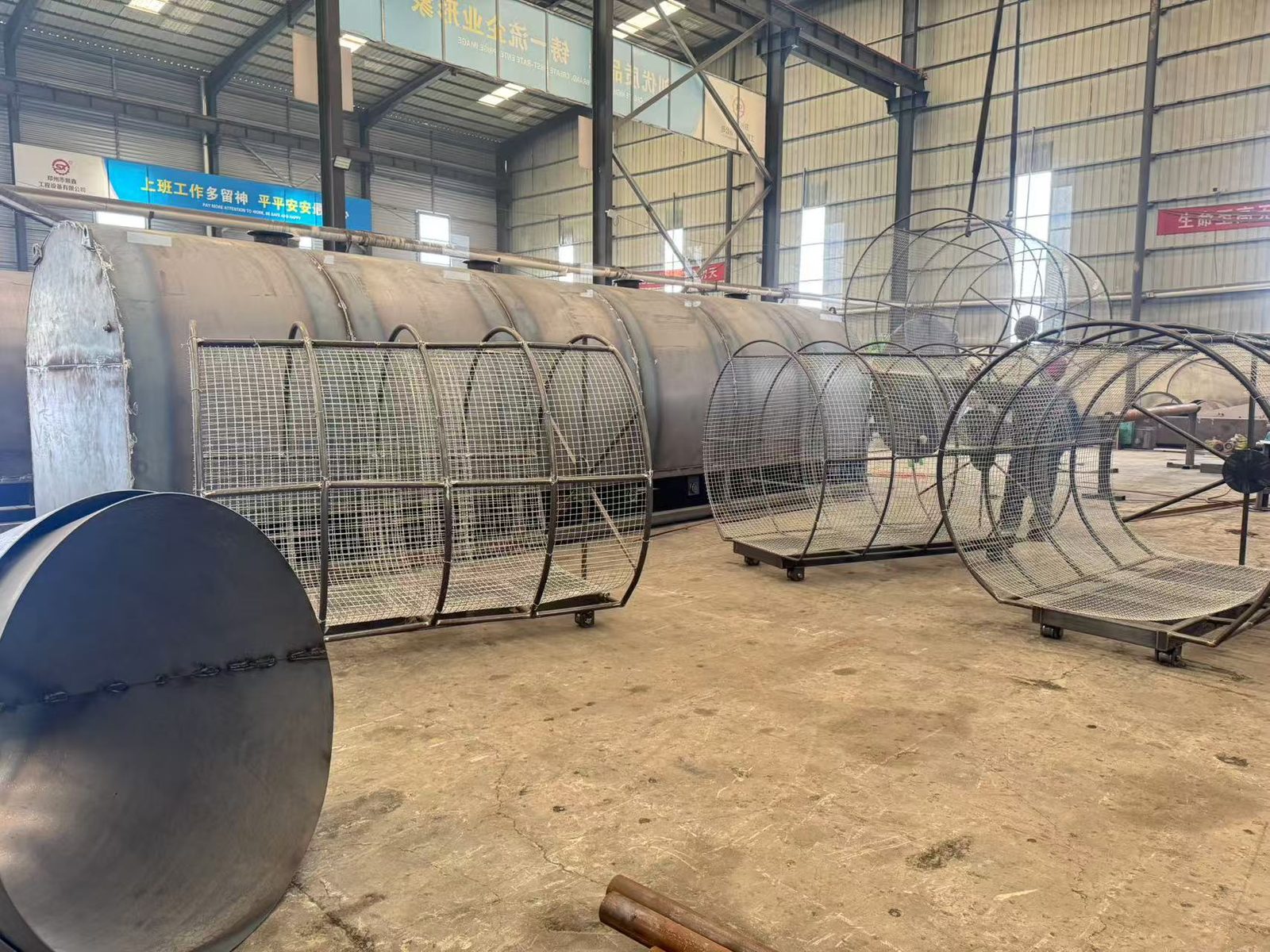 Batch reactor vessel with loading cage