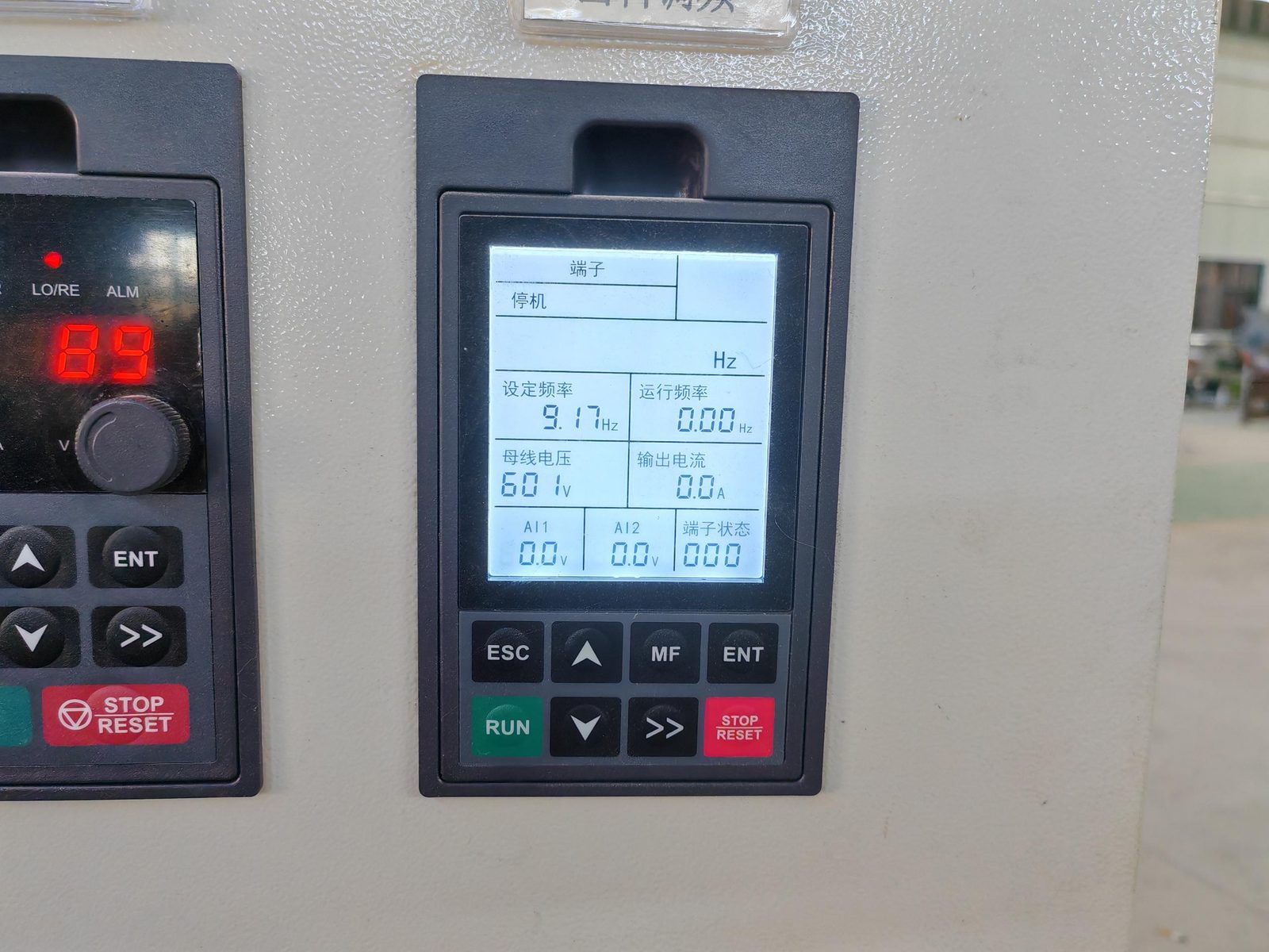 Working detail on a PV module dismantling line