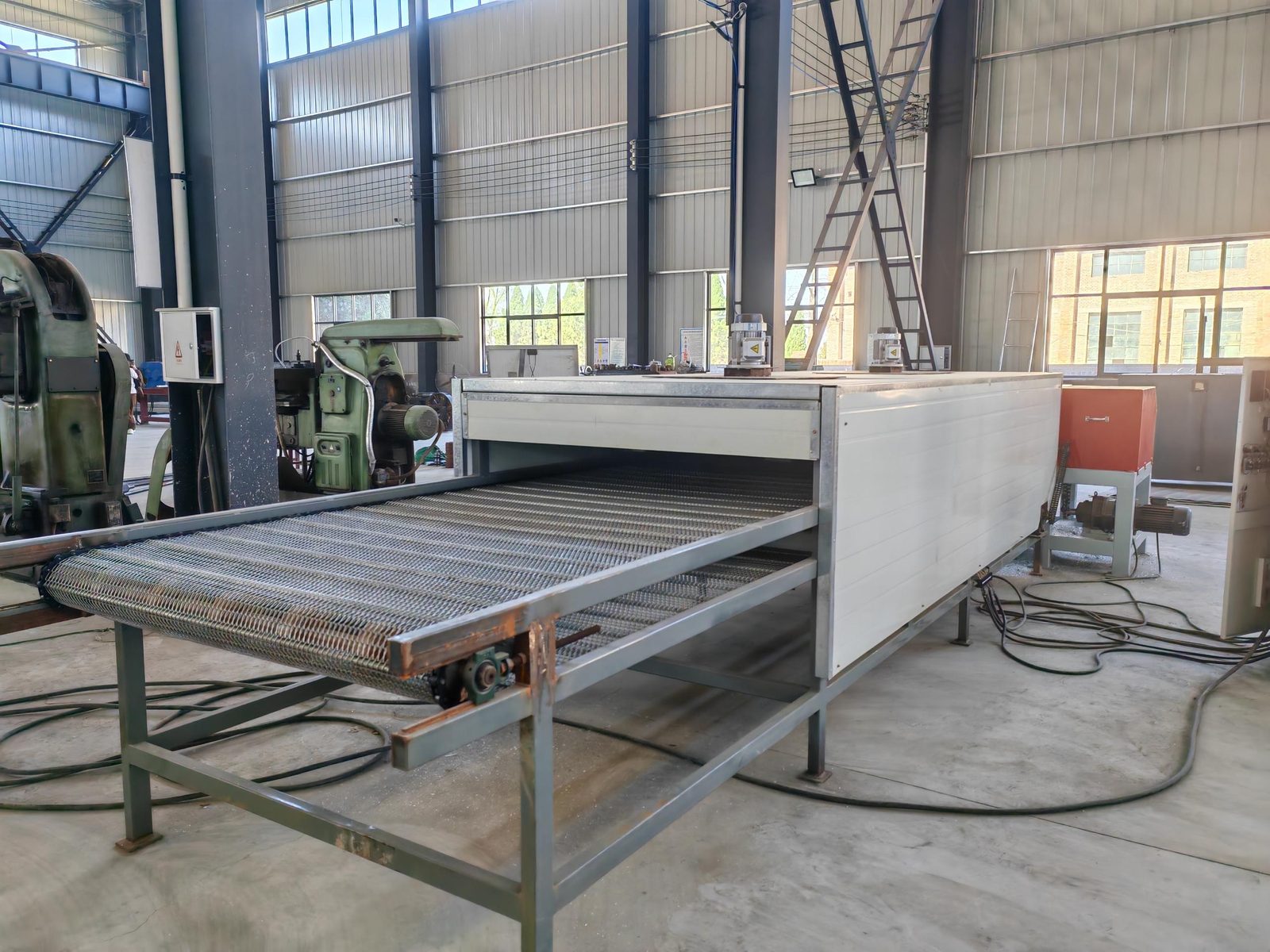 Glass removal stage on a module dismantling line