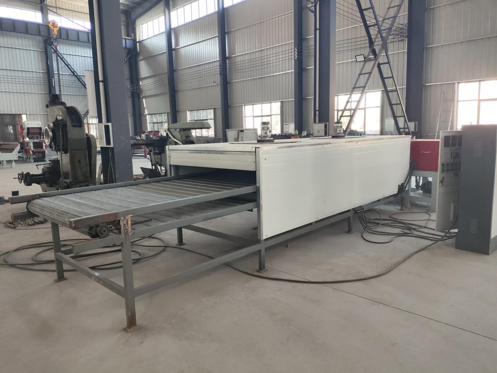 Glass removal machine from the infeed side